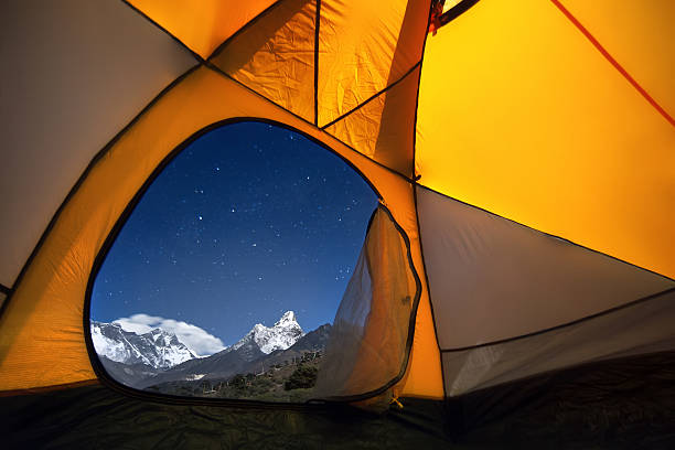 vue de la montagne dans une tente touristiques - himalayas mountain climbing nepal climbing photos et images de collection