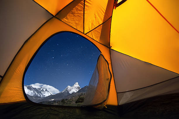vista da montanha de uma tenda de turismo - ama dablam imagens e fotografias de stock