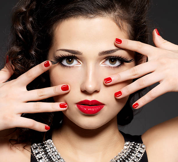 kobieta uroda moda z czerwone paznokcie i makijaż - red nail polish zdjęcia i obrazy z banku zdjęć