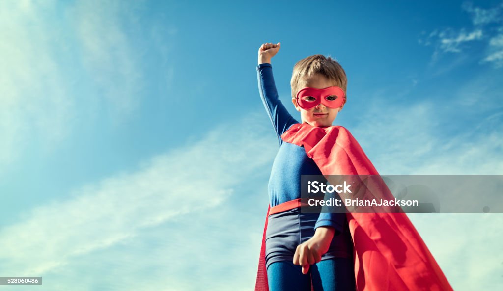 Superhéroe cabrito en rojo cabo y máscara - Foto de stock de Niño libre de derechos