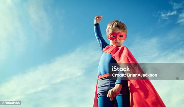 Superhéroe Cabrito En Rojo Cabo Y Máscara Foto de stock y más banco de imágenes de Niño - Niño, Superhéroe, Niños