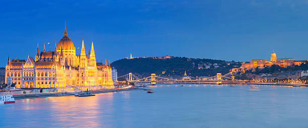 o parlamento ponte das correntes castelo hill citadella em budapeste ao anoitecer - budapest chain bridge panoramic hungary - fotografias e filmes do acervo