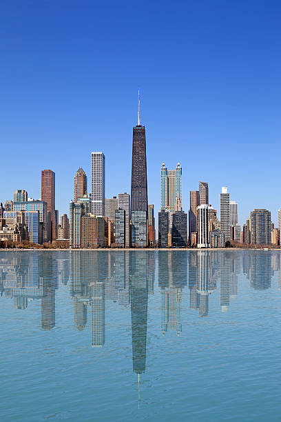 ville de chicago - chicago skyline lake nautical vessel photos et images de collection