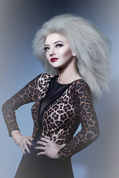 atitude de moda mulher - big hair blond hair frizzy women imagens e fotografias de stock