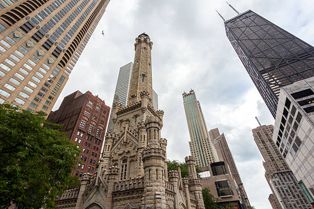 istock Water towers in Chicago, Illinois 528064253