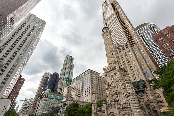 istock Water towers in Chicago, Illinois 528064255