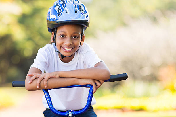 pequena menina indiana em uma bicicleta - helmet bicycle little girls child imagens e fotografias de stock