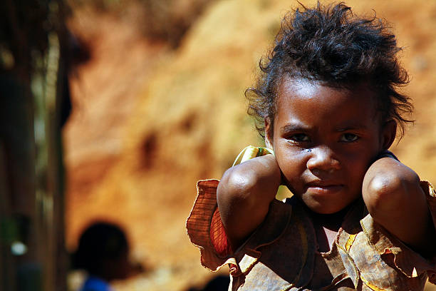la pauvreté, mauvaise portrait d'une petite fille africaine - inhuman photos et images de collection
