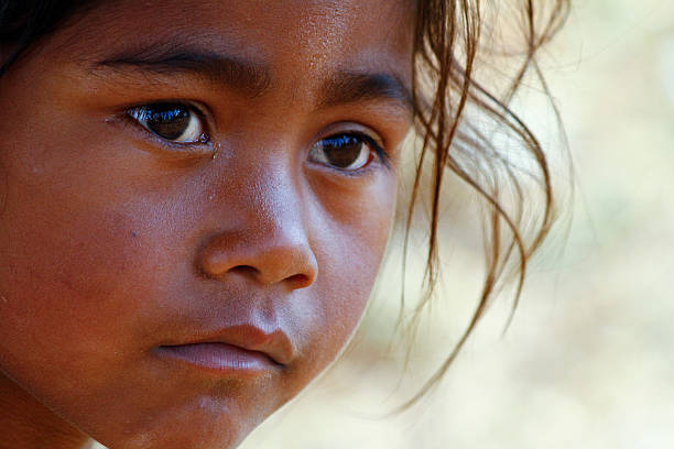 la pauvreté, mauvaise portrait d'une petite fille africaine - inhuman photos et images de collection