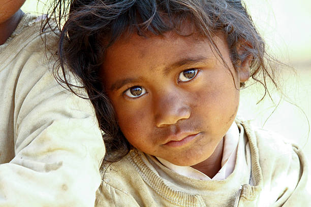 la pauvreté, mauvaise portrait d'une petite fille africaine - inhuman photos et images de collection