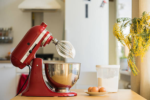 レッド、クリームの混合スタンドミキサ - food processor ストックフォトと画像