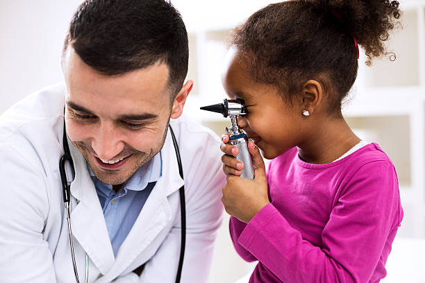 médico otólogo palying con su paciente - doctor cheerful child healthcare and medicine fotografías e imágenes de stock