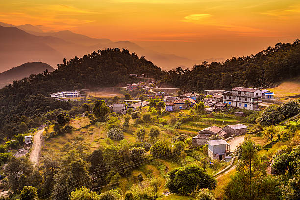 tramonto sopra dhampus in nepal - annapurna range foto e immagini stock
