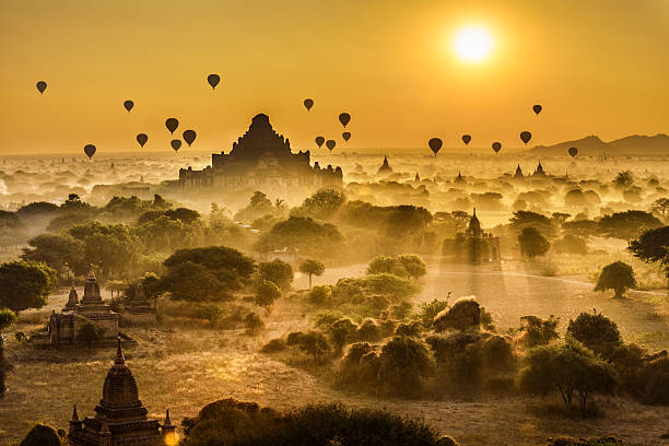 vista panorámica del amanecer sobre bagan en myanmar - sacred site fotografías e imágenes de stock