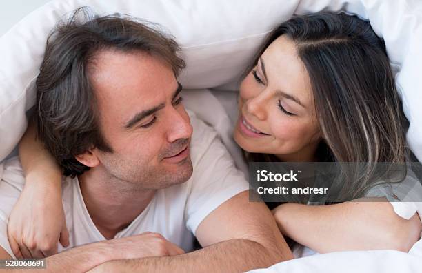 Feliz Pareja En La Cama Foto de stock y más banco de imágenes de 30-39 años - 30-39 años, 40-49 años, Adulto