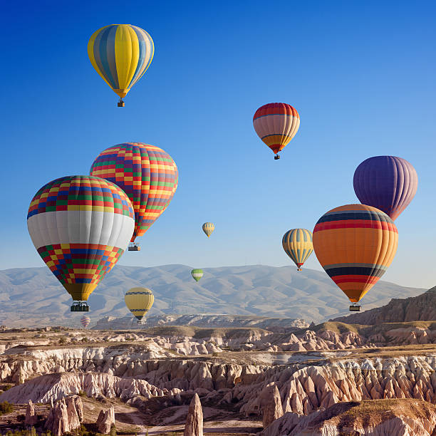 aria calda palloncini in cappadocia - hot air balloon landscape sunrise mountain foto e immagini stock