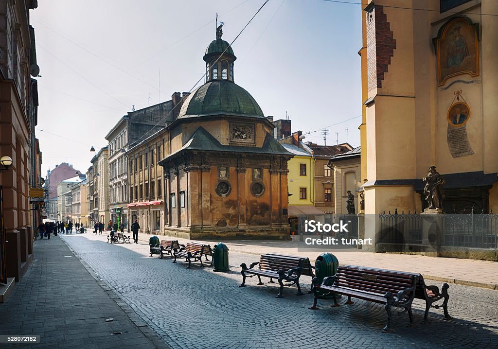 Paso peatonal en la antigua ciudad de Lviv, Ucrania - Foto de stock de Leópolis libre de derechos