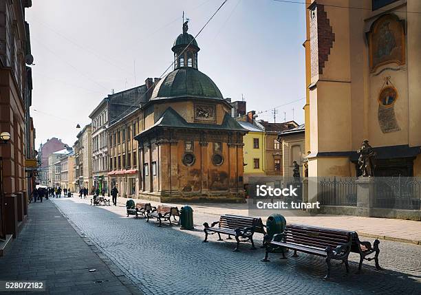 Paso Peatonal En La Antigua Ciudad De Lviv Ucrania Foto de stock y más banco de imágenes de Leópolis