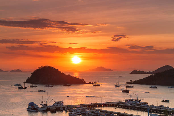 vista del tramonto di labuan bajo porto di flores, indonesia - labuanbajo foto e immagini stock