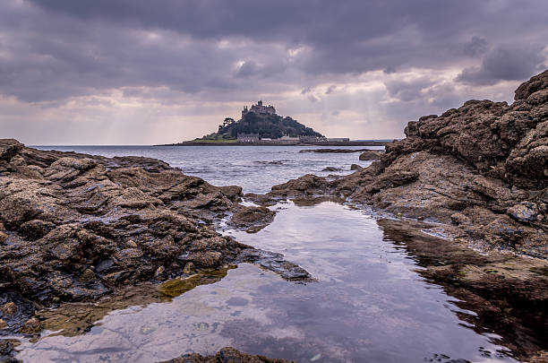 superbe st michaels mount dans les cornouailles angleterre royaume-uni - cornwall england uk england st michaels mount photos et images de collection