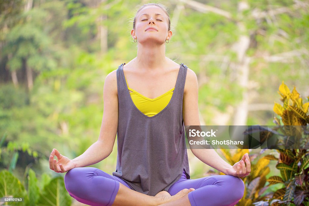 Mujer hacerlo la meditación en la naturaleza - Foto de stock de Actividades recreativas libre de derechos