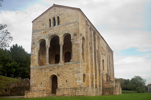 santa maría del naranco oviedo, asturien - romanesque stock-fotos und bilder