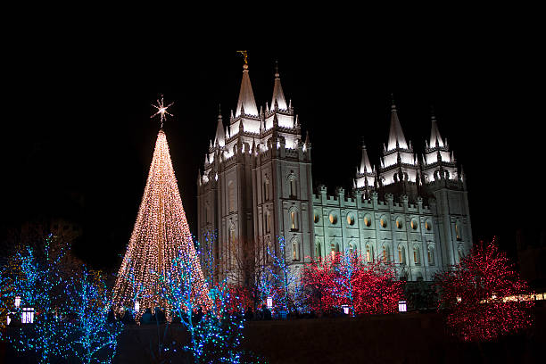 寺院広場のクリスマスの夜景 - temple mormonism salt lake city temple square ストックフォトと画像