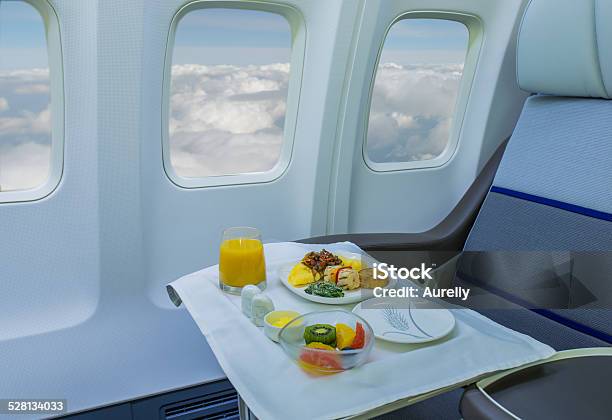 Mittagessen An Bord Des Flugzeug Stockfoto und mehr Bilder von Flugzeugessen - Flugzeugessen, Flugzeug, Erste Klasse