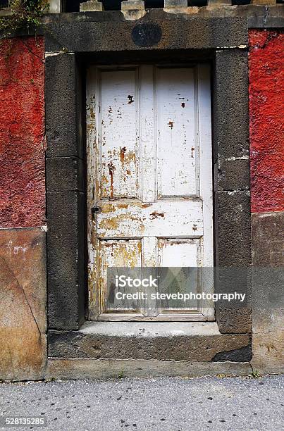 Alten Grauen Tür Stockfoto und mehr Bilder von Alt - Alt, Außenaufnahme von Gebäuden, Bauwerk