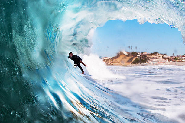 surfista em um barril - california encinitas beauty in nature blue - fotografias e filmes do acervo