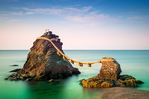 sagrado rocas de futami, japón - ise fotografías e imágenes de stock