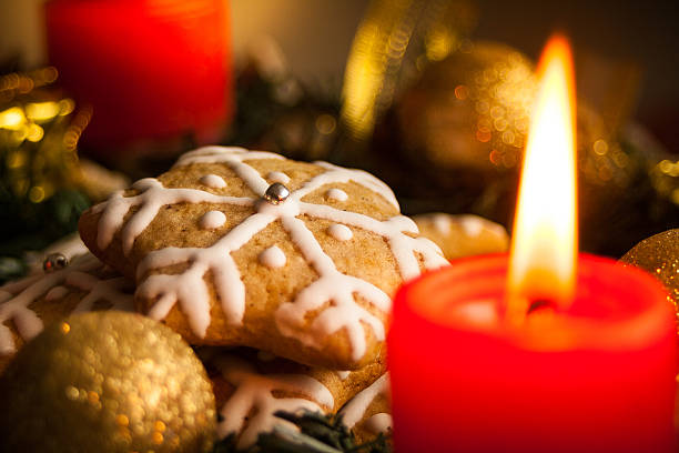 星型のクッキーのような雪フレークインテリアにキャンドルライト - star shape christmas ornament heap stack ストックフォトと画像