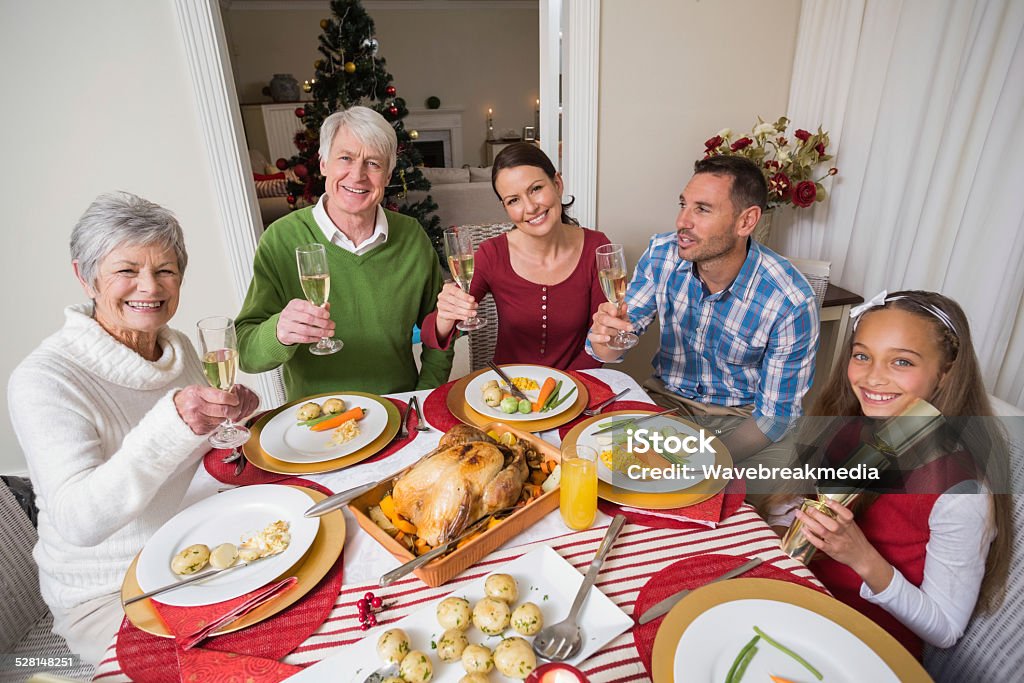 Retrato de familia feliz brindis a la cámara - Foto de stock de 30-39 años libre de derechos