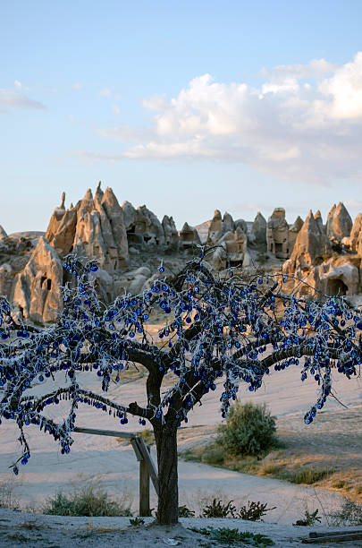 bösen augen baum – cappadocia/nazar ağacı-kapadokya - nazar boncugu stock-fotos und bilder