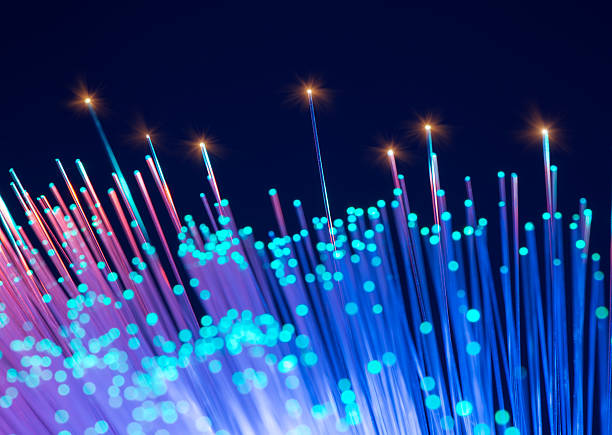 cables de fibra óptica - high speed technology cable computer network fotografías e imágenes de stock
