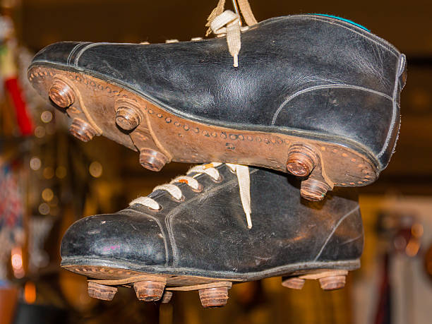 stary skóry hanged buty do piłki nożnej - soccer ball old leather soccer zdjęcia i obrazy z banku zdjęć