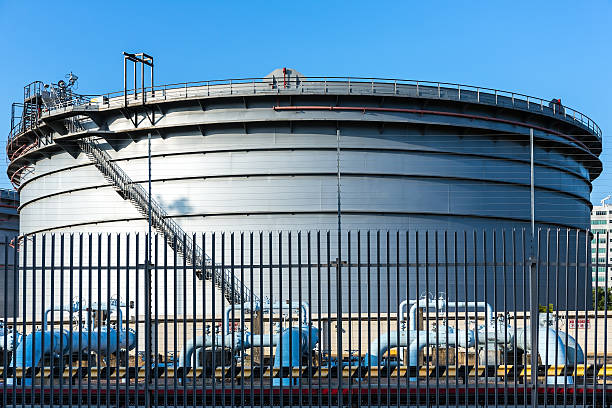 tanques de almacenaje de aceite gigante - naphtha fotografías e imágenes de stock