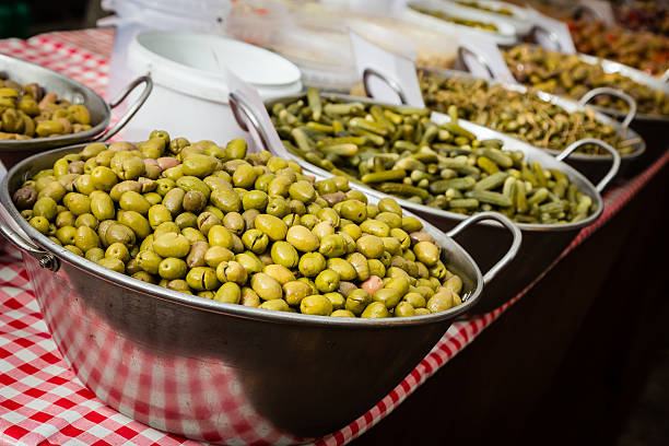 des oliviers - market stall spain fruit trading photos et images de collection
