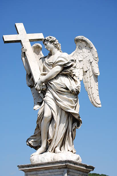 estatua del ángel bernini desde el puente de sant'angelo - christs fotografías e imágenes de stock