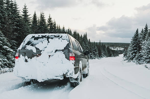 coperto con neve - off road vehicle 4x4 snow driving foto e immagini stock