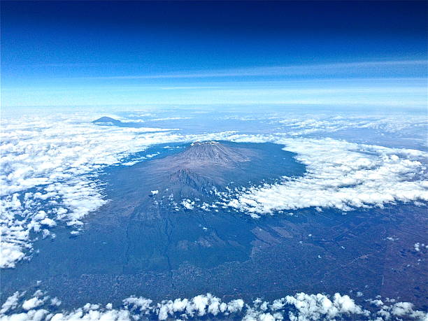 Monte Kilimanjaro Kilimajiro Kilimangiaro Vista aérea de - foto de stock