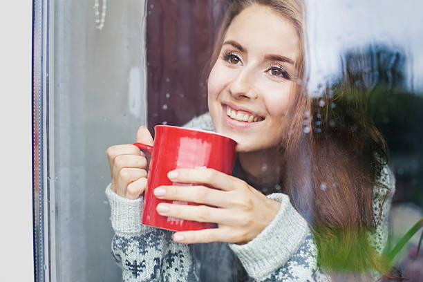 donna enjoing giornata con una tazza di caffè - balcony house golf home interior foto e immagini stock