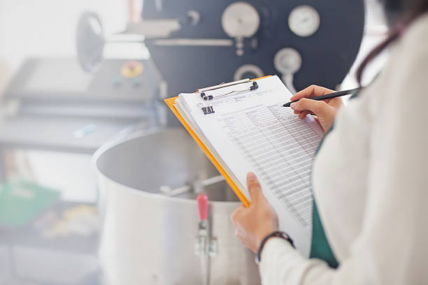 mulher verificar a qualidade do café - control imagens e fotografias de stock