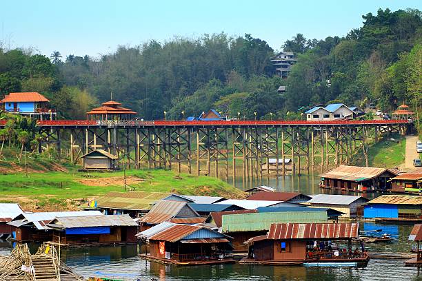 le village flottant - asia kanchanaburi province lake nature photos et images de collection