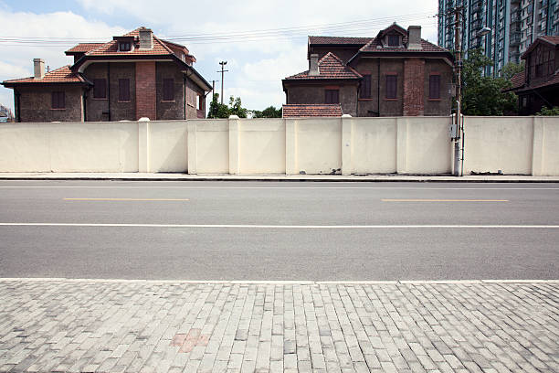 calle en un lado - acera fotografías e imágenes de stock