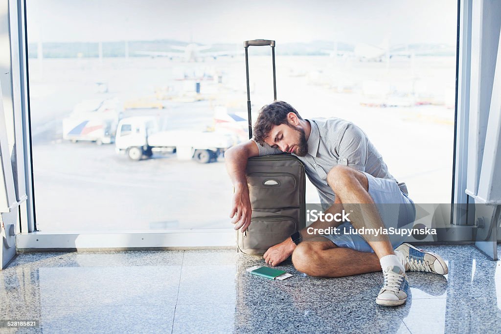 man wartet auf seinen Flug in den internationalen Flughafen - Lizenzfrei Abflugbereich Stock-Foto