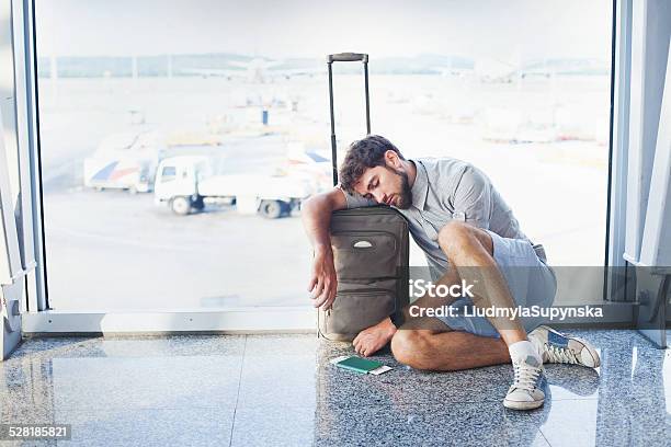 Man Wartet Auf Seinen Flug In Den Internationalen Flughafen Stockfoto und mehr Bilder von Abflugbereich