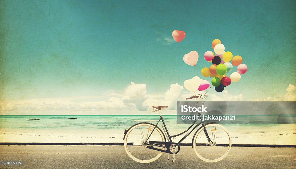 Fahrrad vintage mit Herz-Luftballons - Lizenzfrei Alt Stock-Foto