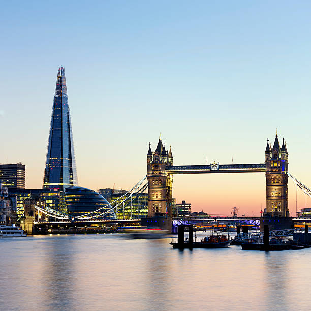 london tower bridge and the shard - tower bridge stockfoto's en -beelden