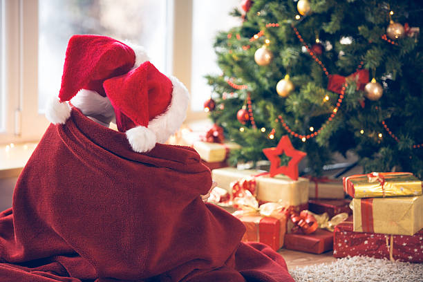 kinder warten auf weihnachten am tree - christmas family child christmas tree stock-fotos und bilder
